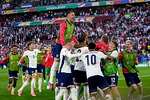 (AP Photo/Darko Vojinovic) : England's players celebrate after a quarterfinal match between England and Switzerland at the Euro 2024 soccer tournament in Duesseldorf, Germany, Saturday, July 6, 2024.